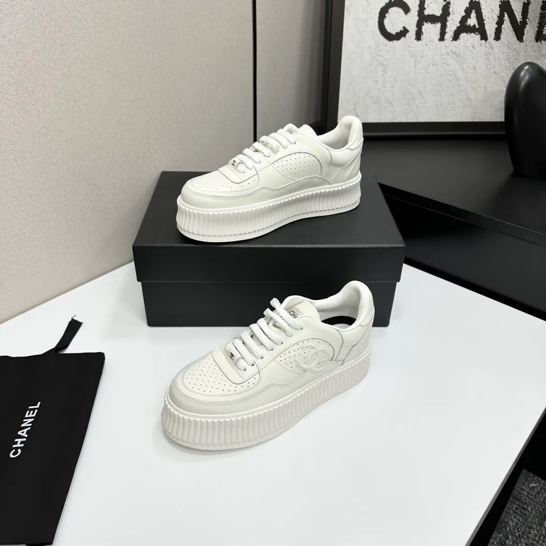👟👟Ex-factory price 560👟👟Chanel Panda Shoes! 2025 counter's top casual sports shoes. This classic design; the upper is electro-embroidered with a variety of techniques; the outsole is fashionable and sporty; the unusual inclusion of a variety of color matching elements... The diversified mix and match is very good-looking and versatile, and can be used for leisure, fashion, sports, and outdoor... ꫛꫀꪝ Go➫ Materials: ❶Upper made of: original imported first-layer silk cowhide + original waterproof cloth + original first-layer cowhide ❷Inner lining: Breathable mesh ❸ Outsole based on: original TPU combination outsole, full set of boutique packaging for women 35–41